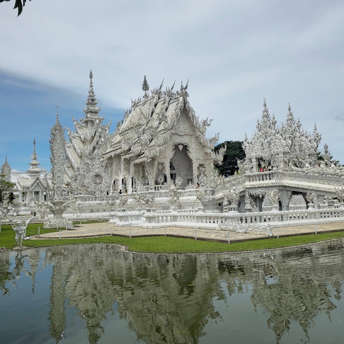 Trip cover: เชียงราย 5 วัน 4 คืน loop — วัดขาว/น้ำเงิน/ดำ + ดอยตุง + ดอยแม่สลอง + ภูชี้ฟ้า